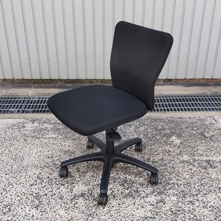 【新品未使用】オフィスチェア　ブラック オフィスチェア OC907 BK <N>(5Y）ブラック): デスク