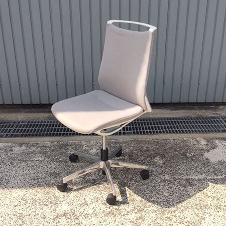 オカムラ 肘付モードチェア ライトグレー オフィスチェア オカムラ モード CA17CW-FWM3 ライトグレー[OC