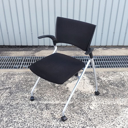 ミーティングチェア イトーキ マノスチェア キャスター付き 肘付き ブラック[MC-219]