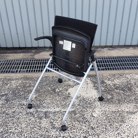 ミーティングチェア イトーキ マノスチェア キャスター付き 肘付き ブラック[MC-219]