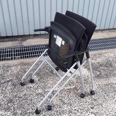 ミーティングチェア イトーキ マノスチェア キャスター付き 肘付き ブラック[MC-219]