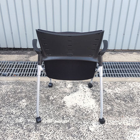 ミーティングチェア イトーキ マノスチェア キャスター付き 肘付き ブラック[MC-219]