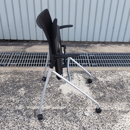 ミーティングチェア イトーキ マノスチェア キャスター付き 肘付き ブラック[MC-219]