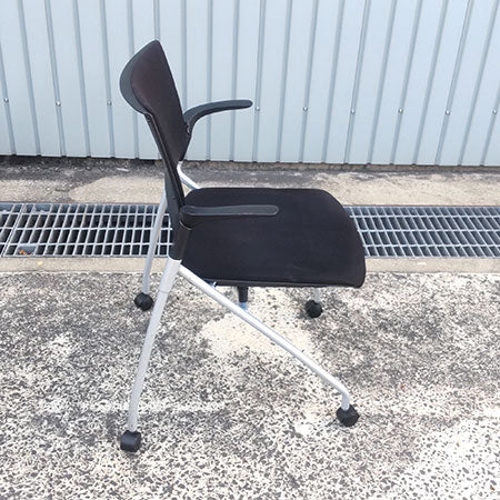 ミーティングチェア イトーキ マノスチェア キャスター付き 肘付き ブラック[MC-219]